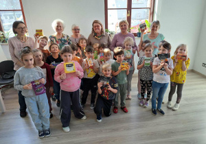 Dzieci prezentują różne gatunki herbat