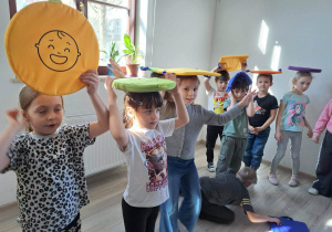 Dzieci podczas zabaw ruchowych