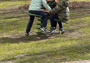 Zdjęcie przedstawia dzieci podczas zabaw w ogrodzie