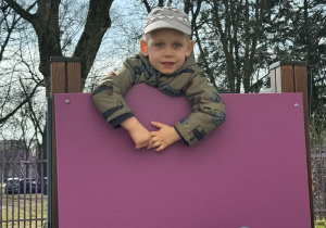 Zdjęcie przedstawia dzieci podczas zabaw w ogrodzie