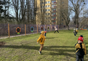 Zdjęcie przedstawia dzieci podczas zabaw w ogrodzie