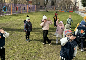 Zdjęcie przedstawia dzieci podczas zabaw w ogrodzie