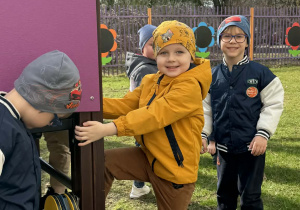 Zdjęcie przedstawia dzieci podczas zabaw w ogrodzie