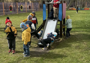 Zdjęcie przedstawia dzieci podczas zabaw w ogrodzie