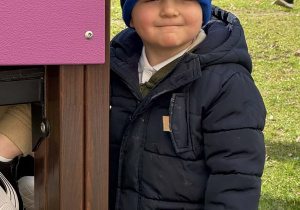 Zdjęcie przedstawia dzieci podczas zabaw w ogrodzie