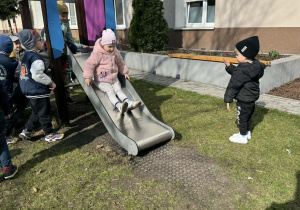 Zdjęcie przedstawia dzieci podczas zabaw w ogrodzie