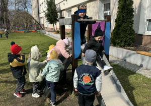 Zdjęcie przedstawia dzieci podczas zabaw w ogrodzie