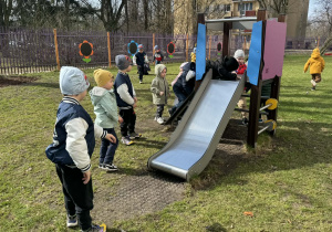 Zdjęcie przedstawia dzieci podczas zabaw w ogrodzie