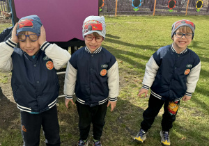 Zdjęcie przedstawia dzieci podczas zabaw w ogrodzie