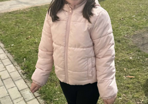 Zdjęcie przedstawia dzieci podczas zabaw w ogrodzie