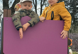 Zdjęcie przedstawia dzieci podczas zabaw w ogrodzie