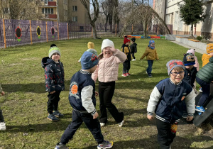 Zdjęcie przedstawia dzieci podczas zabaw w ogrodzie