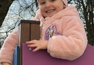 Zdjęcie przedstawia dzieci podczas zabaw w ogrodzie