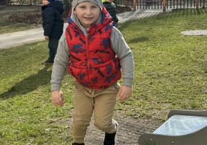 Zdjęcie przedstawia dzieci podczas zabaw w ogrodzie