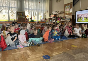 Zdjęcie przedstawia dzieci podczas koncertu muzycznego