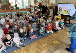 Zdjęcie przedstawia dzieci podczas koncertu muzycznego