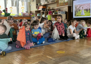 Zdjęcie przedstawia dzieci podczas koncertu muzycznego