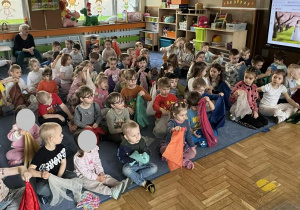 Zdjęcie przedstawia dzieci podczas koncertu muzycznego