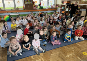 Zdjęcie przedstawia dzieci podczas koncertu muzycznego