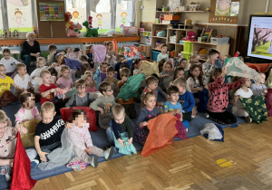 Zdjęcie przedstawia dzieci podczas koncertu muzycznego