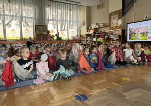 Zdjęcie przedstawia dzieci podczas koncertu muzycznego