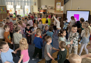 Zdjęcie przedstawia dzieci podczas koncertu muzycznego