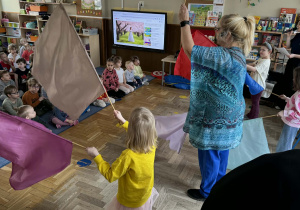 Zdjęcie przedstawia dzieci podczas koncertu muzycznego