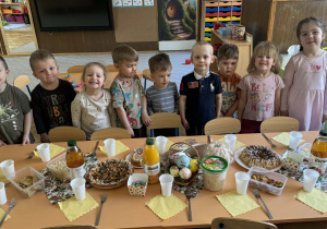 Zdjęcie przedstawia dzieci podczas Śniadania wielkanocnego