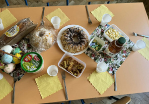 Zdjęcie przedstawia dzieci podczas Śniadania wielkanocnego