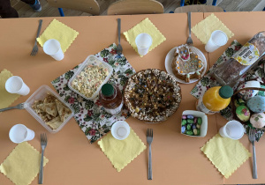 Zdjęcie przedstawia dzieci podczas Śniadania wielkanocnego