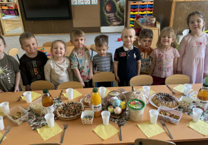 Zdjęcie przedstawia dzieci podczas Śniadania wielkanocnego