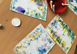 Zdjęcie przedstawia dzieci podczas zajęć plastycznych