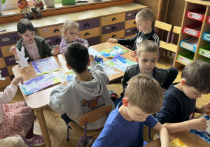 Zdjęcie przedstawia dzieci podczas zajęć plastycznych