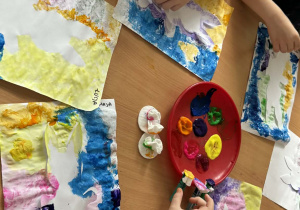 Zdjęcie przedstawia dzieci podczas zajęć plastycznych