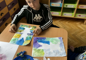 Zdjęcie przedstawia dzieci podczas zajęć plastycznych