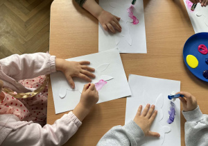 Zdjęcie przedstawia dzieci podczas zajęć plastycznych