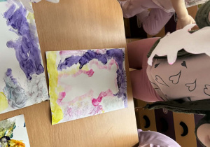 Zdjęcie przedstawia dzieci podczas zajęć plastycznych