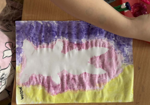 Zdjęcie przedstawia dzieci podczas zajęć plastycznych