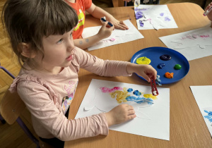 Zdjęcie przedstawia dzieci podczas zajęć plastycznych