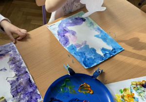 Zdjęcie przedstawia dzieci podczas zajęć plastycznych