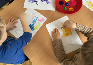 Zdjęcie przedstawia dzieci podczas zajęć plastycznych