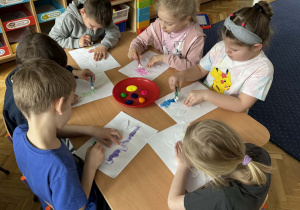 Zdjęcie przedstawia dzieci podczas zajęć plastycznych