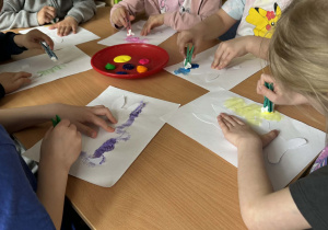 Zdjęcie przedstawia dzieci podczas zajęć plastycznych