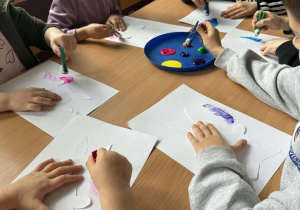 Zdjęcie przedstawia dzieci podczas zajęć plastycznych