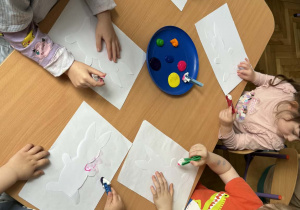 Zdjęcie przedstawia dzieci podczas zajęć plastycznych