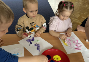 Zdjęcie przedstawia dzieci podczas zajęć plastycznych