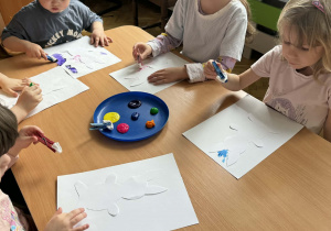 Zdjęcie przedstawia dzieci podczas zajęć plastycznych