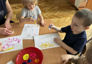 Zdjęcie przedstawia dzieci podczas zajęć plastycznych
