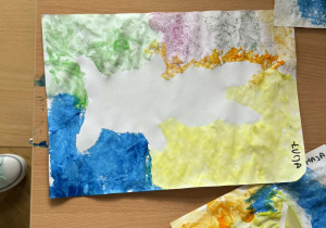 Zdjęcie przedstawia dzieci podczas zajęć plastycznych