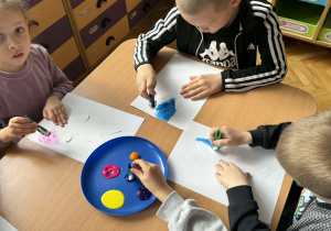 Zdjęcie przedstawia dzieci podczas zajęć plastycznych